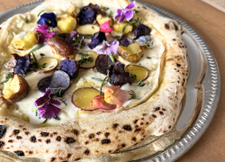 Pizza bianca med farvede kartofler, urter og friske blomster