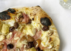 Surdejspizza med skinke, artiskok, svampe og oliven