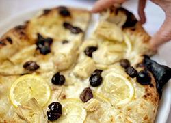 Surdejspizza med citronskiver og artiskok