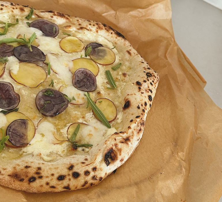 Pizza bianca med mascarpone, kartoffel og rosmarin