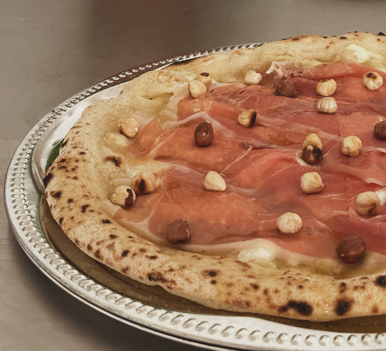Pizza bianca med stracciatella, honing, parmaskinke og hasselnødder