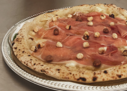 Pizza bianca med stracciatella, honing, parmaskinke og hasselnødder