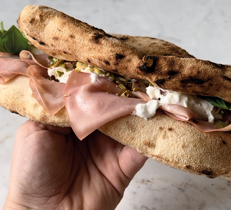 Pizzasandwich med Mortadella og Burrata