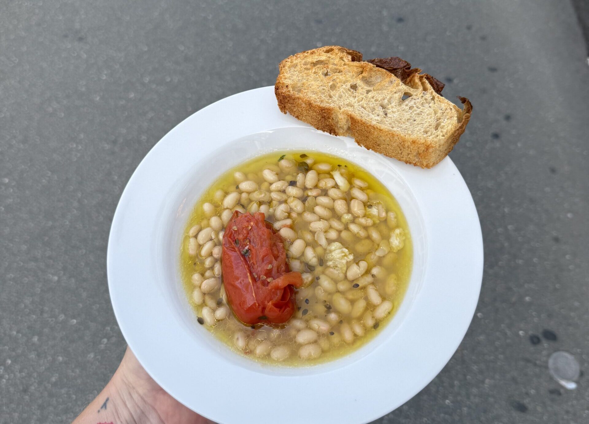 Bønner med tomat, urter og ristet focaccia